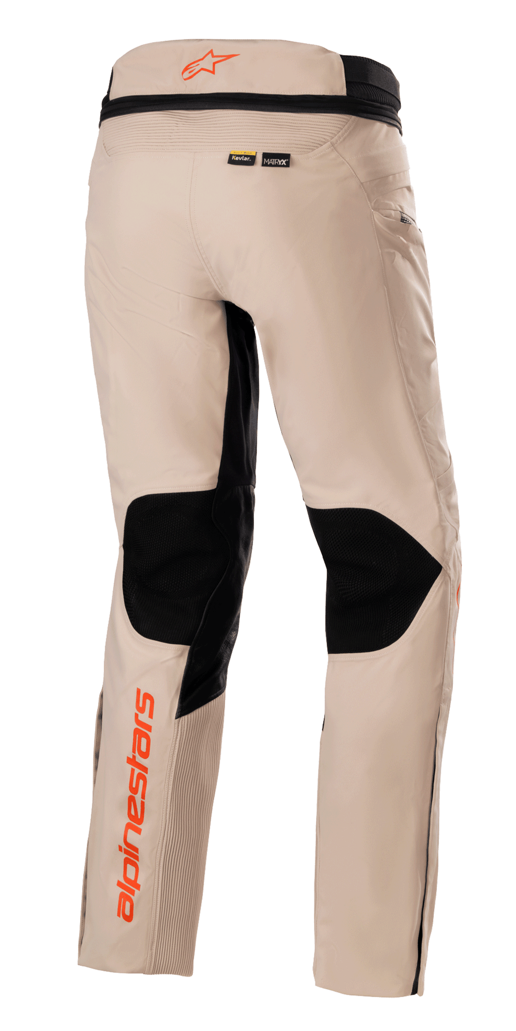 Alpinestars AMT-10R Drystar® XF Pants, calças de aventura e turismo, castanho claro, vista traseira com grandes painéis de malha preta na parte de trás dos joelhos, logótipos Alpinestars cor-de-laranja no cós e na parte inferior da perna, e identificação dos materiais Kevlar e MATRYX