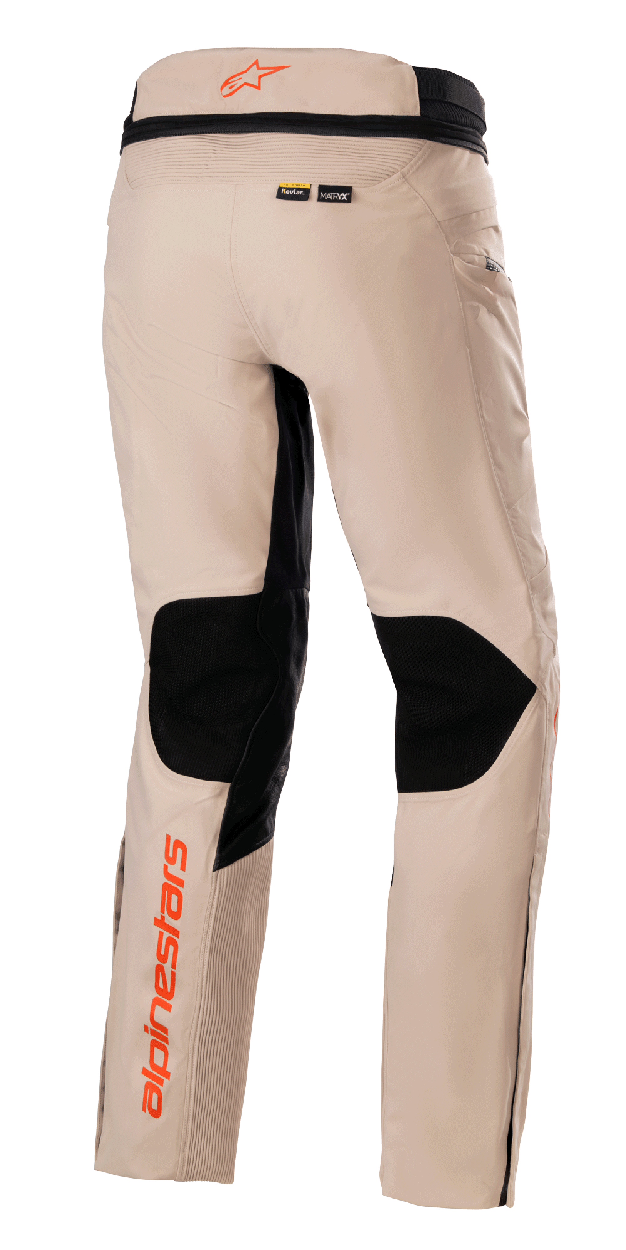 Alpinestars AMT-10R Drystar® XF Pants, calças de aventura e turismo, castanho claro, vista traseira com grandes painéis de malha preta na parte de trás dos joelhos, logótipos Alpinestars cor-de-laranja no cós e na parte inferior da perna, e identificação dos materiais Kevlar e MATRYX