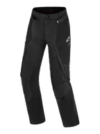 Calças Alpinestars Stella Andes V4 Drystar®, calças de motociclismo de aventura para mulher, pretas, vista frontal mostrando a construção têxtil técnica, logótipo branco Alpinestars na coxa esquerda, bolsos cargo e fechos de ventilação, equipamento de condução durável para todas as condições meteorológicas