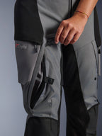 Calças Alpinestars Stella Andes V4 Drystar, têxtil em preto e cinzento escuro, grande plano de fecho de ventilação direta na coxa a ser aberto à mão, forro de malha visível, com logótipo Drystar, equipamento de motociclismo de aventura