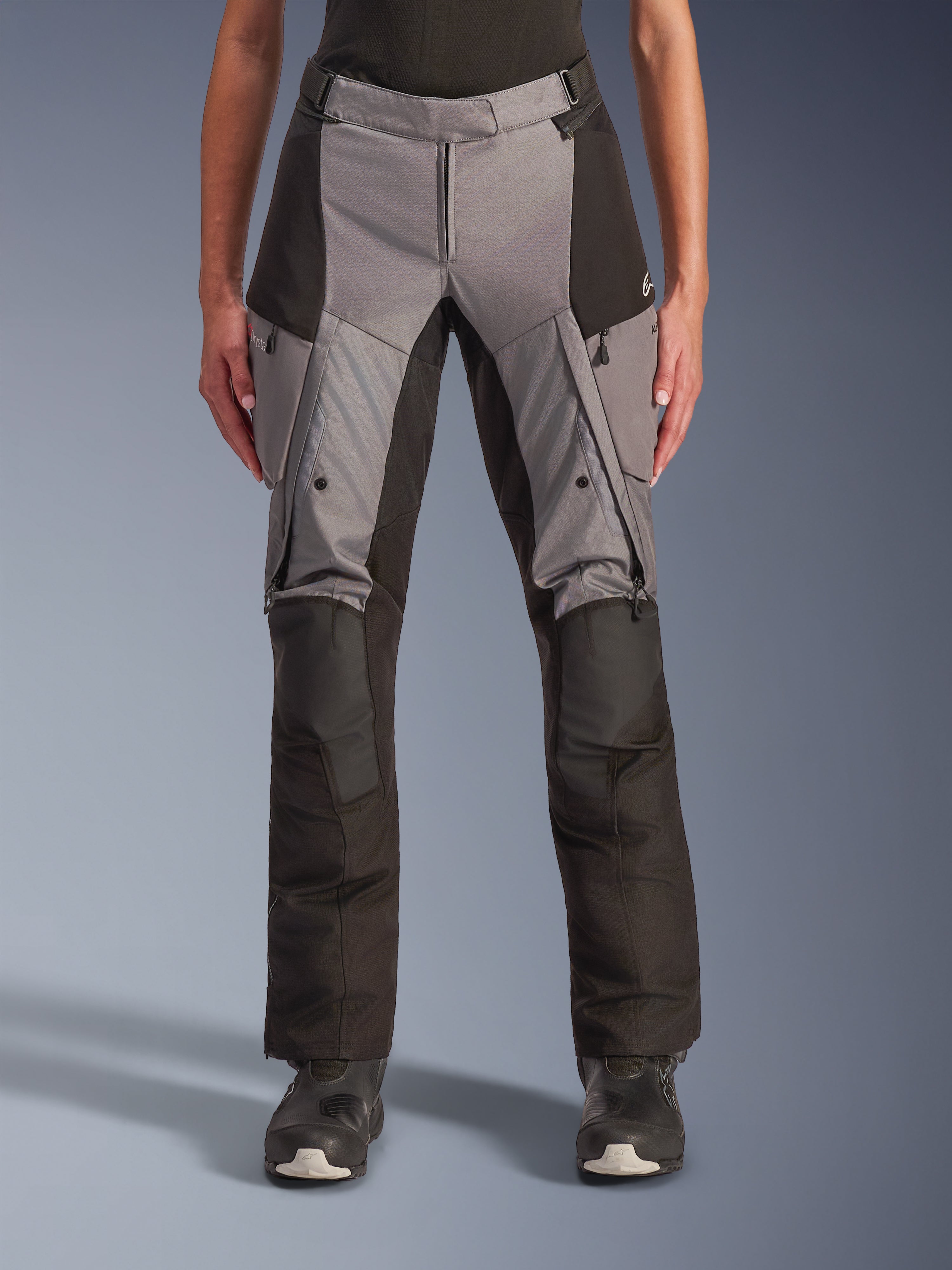 Alpinestars Stella Andes V4 Drystar Pants, calças de motociclismo de turismo para mulher, cinzentas e pretas, vista frontal com aberturas de ventilação com fecho nas coxas, bolsos cargo e secções de joelhos reforçadas, concebidas para condução de aventura em todas as condições climatéricas