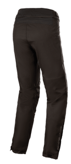 Calças Alpinestars Stella AST-1 V2 Waterproof, calças de motociclismo têxteis para mulher, pretas, vista traseira de três quartos mostrando o fecho de ligação na cintura, pernas pré-curvadas e logótipo Alpinestars refletor na parte inferior da perna