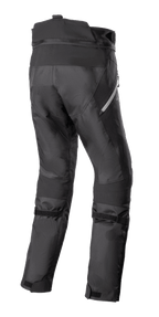 Alpinestars Stella Bogotá Pro Drystar 4 Seasons Pants, calças de motociclismo de aventura para mulher, pretas, vista traseira com construção têxtil técnica, tiras de ajuste na panturrilha e detalhes refletores laterais.