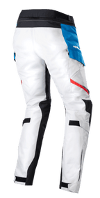 Alpinestars Stella Honda Andes V3 Drystar® Pants, calças de motociclismo femininas para turismo de aventura, cinza gelo, azul e vermelho vivo, vista traseira com construção têxtil em cinza gelo, bolso lateral azul com logótipo branco, cintura preta e riscas de destaque vermelhas