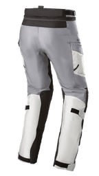 Alpinestars Stella Andes V3 Drystar® Pants para mulher, calças de turismo para motociclismo, cinzento gelo e cinzento escuro, vista traseira de três quartos apresentando tiras de ajuste na cintura e nos gémeos, bolsos cargo e painéis reforçados.