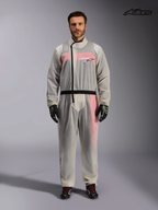 Alpinestars Macacão Impermeável Para Kart, fato de chuva transparente para karting para homem em transparente, vista frontal num modelo a mostrar o fecho assimétrico e a cintura elástica