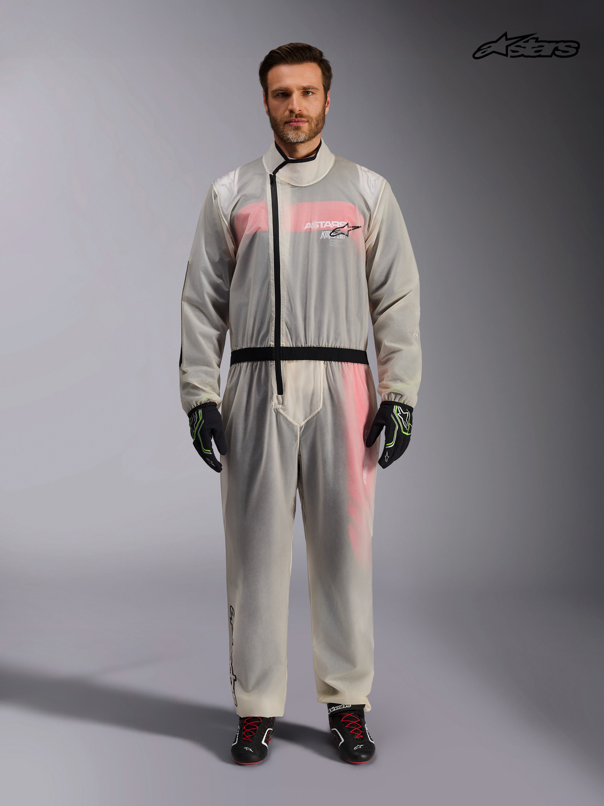 Alpinestars Macacão Impermeável Para Kart, fato de chuva transparente para karting para homem em transparente, vista frontal num modelo a mostrar o fecho assimétrico e a cintura elástica