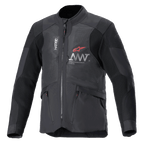 Casaco Alpinestars AMT-7 Air, casaco de motociclismo, preto e Dark Shadow, painéis de ventilação em malha MATRYX no peito, logótipo de estrela vermelha com branding AMT prateado, bolsos cargo frontais com fecho, design têxtil de aventura e touring de estrada