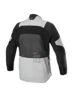Casaco Alpinestars AMT-7 Air, vista traseira, bege e cinzento escuro, casaco técnico de motociclismo com grande painel de malha MATRYX® nas costas, texto 'Alpinestars Motion Technology' e logótipo vermelho, concebido para touring de aventura no verão