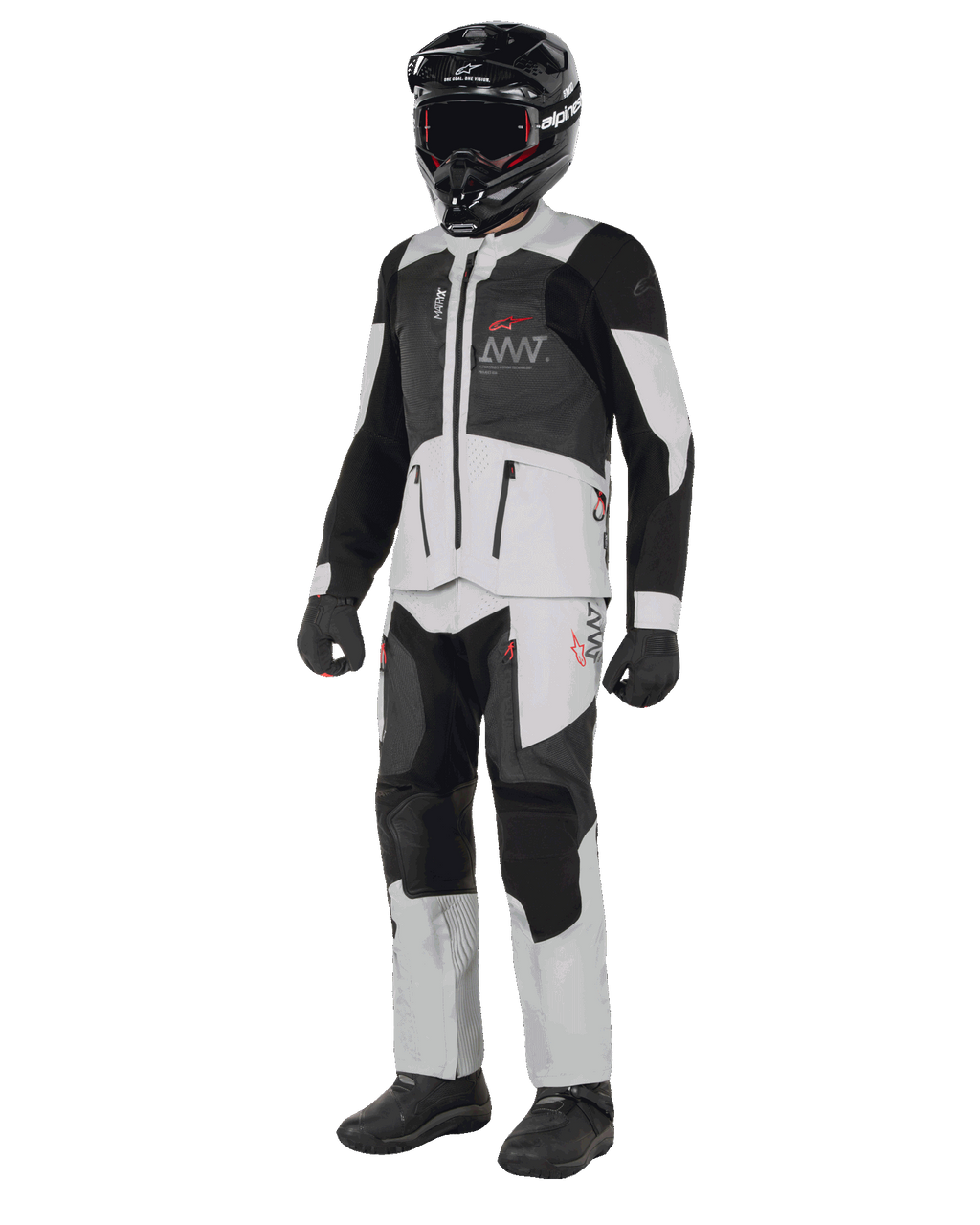 Alpinestars AMT-7 Air Jacket, Branco e Dark Shadow, casaco de motociclismo de aventura com painéis de ventilação MATRYX, usado com calças a condizer, capacete preto e luvas, vista de corpo inteiro de equipamento de condução profissional.