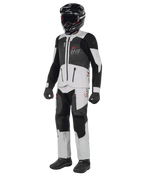 Alpinestars AMT-7 Air Jacket, Branco e Dark Shadow, casaco de motociclismo de aventura com painéis de ventilação MATRYX, usado com calças a condizer, capacete preto e luvas, vista de corpo inteiro de equipamento de condução profissional.