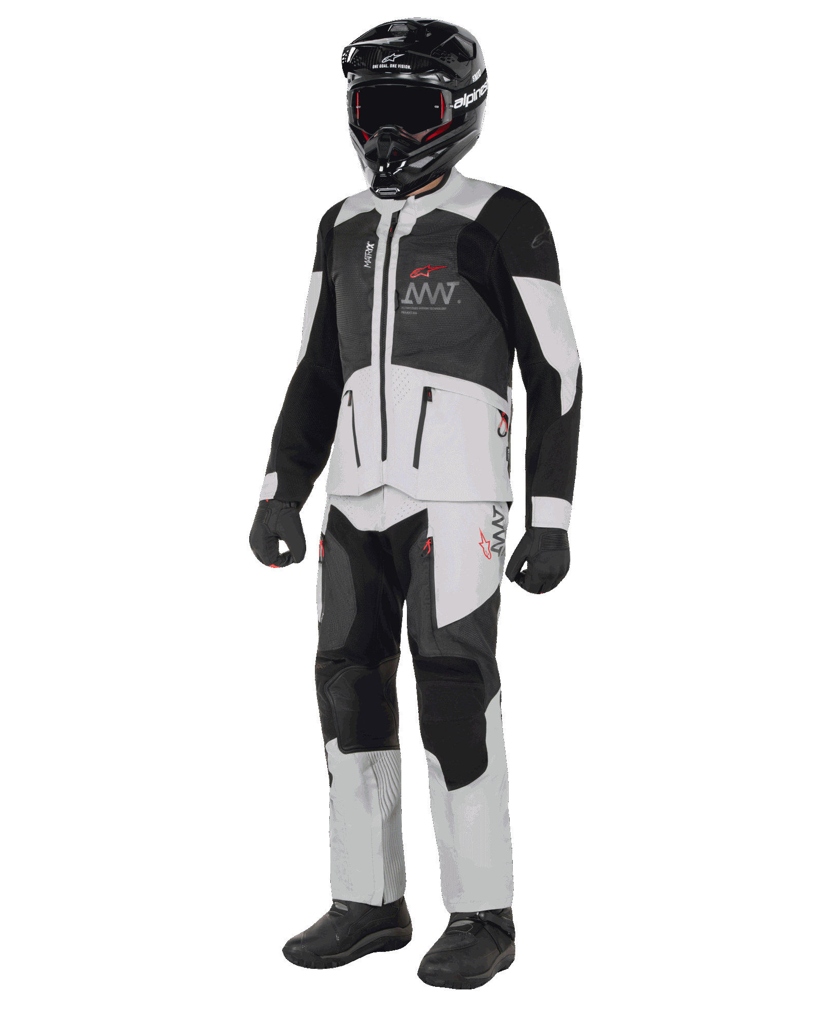 Alpinestars AMT-7 Air Jacket, Branco e Dark Shadow, casaco de motociclismo de aventura com painéis de ventilação MATRYX, usado com calças a condizer, capacete preto e luvas, vista de corpo inteiro de equipamento de condução profissional.