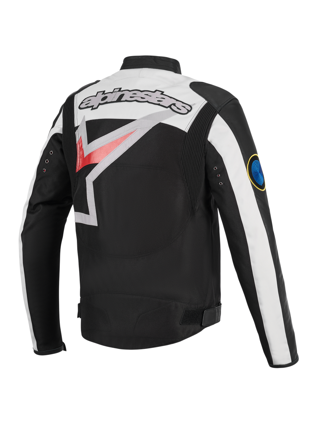 Casaco Alpinestars Axton, casaco de motociclismo, preto, off-white e vermelho brilhante, vista traseira com um grande logótipo Alpinestars envolvente, painéis extensíveis em acordeão nos ombros e detalhes de ilhós metálicos, estética de corrida de inspiração vintage.