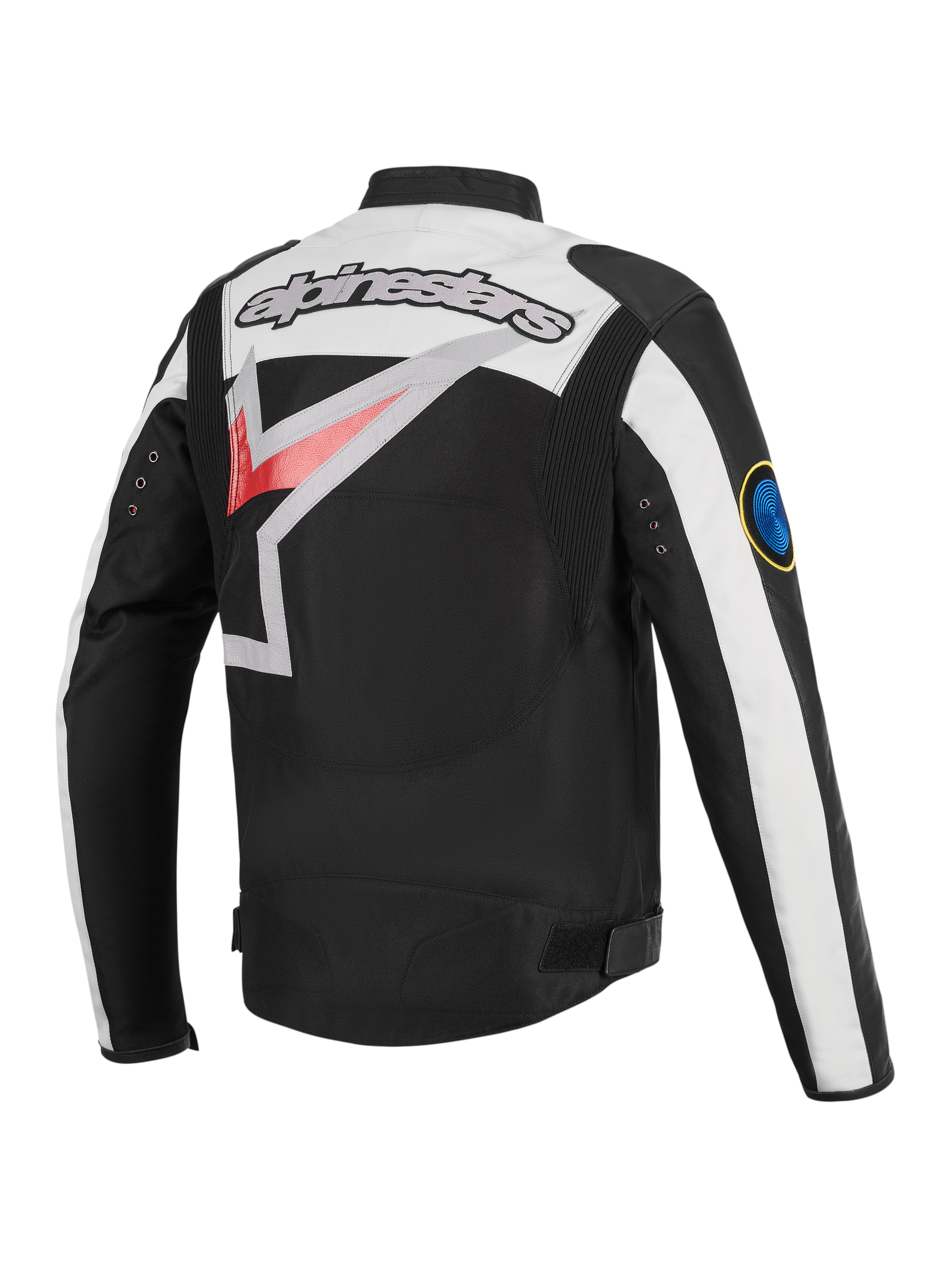 Casaco Alpinestars Axton, casaco de motociclismo, preto, off-white e vermelho brilhante, vista traseira com um grande logótipo Alpinestars envolvente, painéis extensíveis em acordeão nos ombros e detalhes de ilhós metálicos, estética de corrida de inspiração vintage.