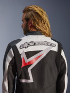 Casaco Alpinestars Axton, casaco de motociclismo, preto, off-white e vermelho brilhante, vista traseira com grande logótipo Alpinestars bordado e gráfico estilizado, painéis de acordeão nos ombros para mobilidade, design de inspiração vintage com detalhes de ilhós metálicos
