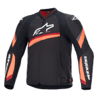 Casaco Alpinestars T-GP Plus R V4, casaco de motociclismo preto com riscas vermelhas e laranja fluo, logótipo branco grande no peito, design têxtil desportivo com forro da gola vermelho e logótipos nas mangas, equipamento de condução desportiva de alta performance