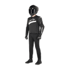 Piloto a usar Casaco Alpinestars T-GP Plus R V4 Airflow em preto e branco, casaco de motociclismo em tecido com painéis de malha e marca Alpinestars em branco, acompanhado por capacete preto, luvas de pilotagem pretas, calças pretas e sapatos pretos