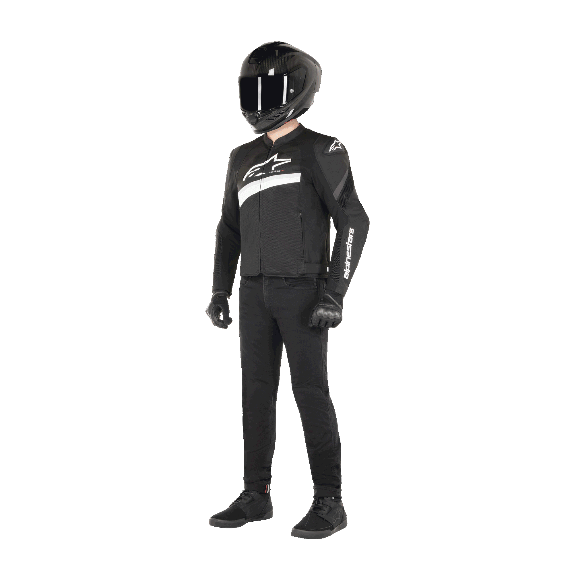 Piloto a usar Casaco Alpinestars T-GP Plus R V4 Airflow em preto e branco, casaco de motociclismo em tecido com painéis de malha e marca Alpinestars em branco, acompanhado por capacete preto, luvas de pilotagem pretas, calças pretas e sapatos pretos