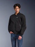 Casaco Alpinestars Flight Air, casaco de motociclismo urbano preto, usado por um homem com calças de ganga azuis, com uma estética de estilo bomber, painéis de malha, fecho de correr frontal e logótipo branco no peito, concebido para condução urbana em tempo quente