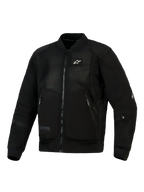 Alpinestars Flight Air Jacket em preto, casaco de motociclista urbano de estilo bomber com painéis de malha 3D de elevado fluxo de ar, reforços em polyfabric, pequeno logótipo branco no peito, e gola e punhos elásticos canelados.