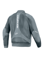 Casaco Alpinestars Flight Air, casaco de motociclismo urbano, Storm Gray, vista traseira com um grande logótipo vertical Alpinestars branco, painéis extensos em malha 3D para fluxo de ar, e cintura e punhos canelados de estilo bomber
