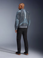 Casaco Alpinestars Flight Air, casaco de motociclismo Storm Gray, vista traseira, com painéis de ventilação em malha 3D e marca Alpinestars branca vertical, usado com calças pretas e ténis pretos, estilo urban commuter