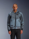 Casaco Alpinestars Flight Air, casaco de motociclismo estilo bomber urbano, cinzento Storm Gray, com painéis de ventilação em malha 3D e emblema do logótipo Astars branco, usado por modelo masculino com calças pretas, vestuário contemporâneo de condução urbana