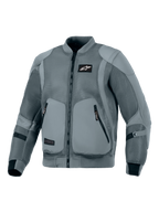 Casaco Alpinestars Flight Air, cinzento Storm Gray, casaco de motociclismo urbano, silhueta inspirada em estilo bomber com painéis de ventilação em malha 3D alargados, gola e punhos elásticos canelados, logótipo Astars preto no peito, bolsos exteriores para proteções, concebido para condução urbana em tempo quente