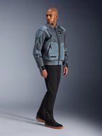 Alpinestars Flight Air Jacket, Storm Gray, casaco de motociclismo de inspiração bomber urbana, usado por um modelo masculino com calças pretas e sapatilhas, com painéis de ventilação em malha 3D alargados e bolsos externos para proteções, equipamento de proteção streetwear moderno para condução em tempo quente