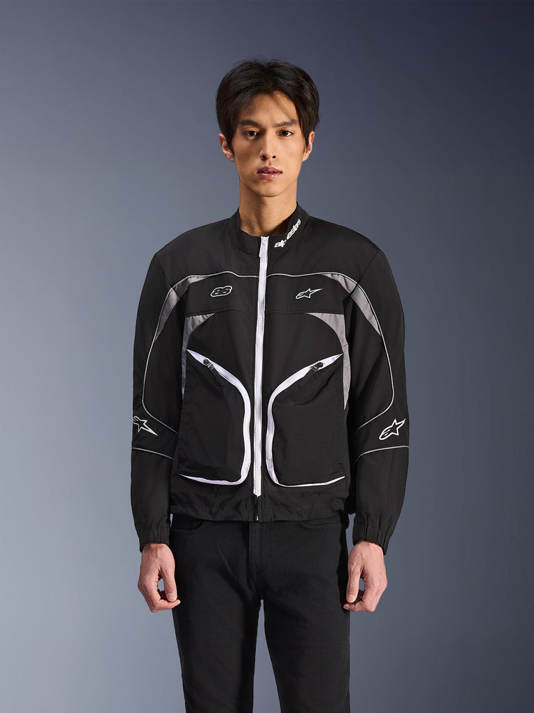 Alpinestars Unite Jacket, casaco desportivo urbano unissexo, preto com detalhes brancos, fechos e padrões curvos, logotipos no peito e mangas, design moderno e técnico