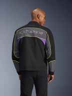 Casaco Alpinestars Unite, casaco de motociclismo urbano, Black Asphalt Violet, vista traseira com painéis cinzentos e detalhes violeta, vivo amarelo lima, logótipo Alpinestars de grandes dimensões na parte superior das costas, design streetwear minimalista