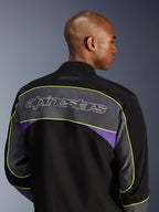 Casaco Alpinestars Unite, casaco de motociclismo urbano, Black Asphalt Violet, vista traseira que mostra um grande painel cinzento nos ombros com o logótipo Alpinestars, debruado a amarelo néon e detalhes em violeta numa construção softshell de 3 camadas