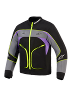 Casaco Alpinestars Unite, casaco urbano para motociclista, preto, asfalto e violeta com detalhes em amarelo néon, construção softshell de 3 camadas, fechos e vivos em amarelo fluorescente, blocos de cor cinzento e roxo, e logótipo Alpinestars no peito e na gola.