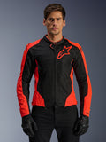 Alpinestars Viper Air V4 Jacket, casaco de motociclismo desportivo, vermelho fluo e preto, usado por modelo com luvas pretas, painéis em malha tecnológica para ventilação, design desportivo com logótipo de estrela da Alpinestars no peito