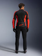 Casaco Alpinestars Viper Air V4, Vermelho Fluo e Preto, vista traseira realçando grandes painéis de malha técnica e pormenores laterais em vermelho fluorescente, logótipo Alpinestars vermelho na zona lombar, usado com calças e luvas de condução pretas