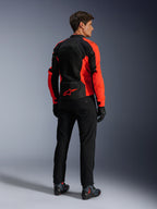 Casaco Alpinestars Viper Air V4, Vermelho Fluo e Preto, vista traseira no modelo, com painéis de malha tecnológica e um logótipo de estrela vermelha na parte inferior das costas, combinado com calças e luvas de motociclismo pretas para um look completo de condução em estrada.