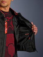 Detalhe do interior do casaco Alpinestars Viper Air V4, mostrando o compartimento interno impermeável e o forro em malha tecnológica respirável, pormenores em Vermelho Fluo e Preto com a marca Tech-Air Ready