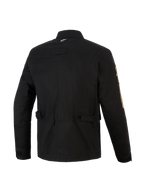Alpinestars Dice Jacket, casaco de motociclista urbano preto, vista traseira mostrando as correias de ajuste na cintura e ombros pregueados, estética vintage de casaco de campo com construção têxtil moderna, com um pequeno logótipo branco no colarinho e marca dourada na manga.