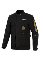 Casaco Alpinestars Dice, casaco de campo urbano para motociclismo, preto com logótipos em dourado, com vários bolsos utilitários, um emblema em espiral no peito e estilo de inspiração vintage em tecido repelente à água.