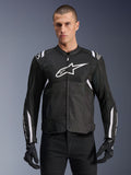 Alpinestars T-SPS Air V2 Jacket, casaco de motociclismo em têxtil, preto com detalhes em branco, logótipo grande branco no peito, design em malha perfurada para ventilação, usado com calças e luvas pretas