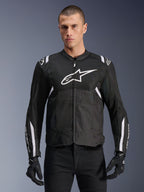 Alpinestars T-SPS Air V2 Jacket, casaco de motociclismo em têxtil, preto com detalhes em branco, logótipo grande branco no peito, design em malha perfurada para ventilação, usado com calças e luvas pretas