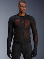 Alpinestars Troop-Air Pro Jacket, casaco técnico blindado para motociclismo, Preto e Vermelho Fluo, com puxadores de fecho vermelhos e logótipo Alpinestars, painéis de malha respirável com fundo vermelho, usado com calças e luvas de motociclismo pretas a condizer