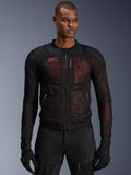 Casaco Alpinestars Troop-Air Pro, casaco de motociclismo técnico em malha blindada em preto e vermelho fluo, vestido por um modelo, com grandes painéis de ventilação em malha, camada interior vermelha e puxadores de fecho vermelhos, estilo de condução urbano.