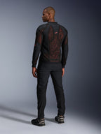 Casaco Alpinestars Troop-Air Pro em Preto Vermelho Fluo, vista traseira num modelo, com um grande painel traseiro em malha técnica 2D e interior vermelho visível, combinado com calças técnicas pretas e botas pretas e cinzentas, design de casaco de motociclismo urbano blindado.