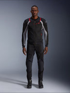 Alpinestars Troop-Air Pro Jacket, casaco técnico de motociclismo, preto, cinzento ash e vermelho vivo, com painéis de malha e pormenores em vermelho, vestido por modelo masculino com calças e botas de motociclismo pretas, design urbano elegante com ventilação técnica.