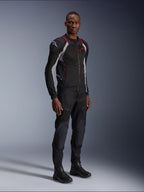 Casaco Alpinestars Troop-Air Pro, Preto, Cinzento Ash e Vermelho Vivo, casaco técnico de malha com proteção, com detalhes vermelhos e logótipo branco no ombro, usado com calças e botas pretas a condizer, vestuário de motociclismo urbano moderno