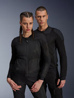 Casaco Alpinestars Troop-Air Pro, casacos técnicos blindados pretos vestidos por modelos masculino e feminino, com painéis de malha respirável e proteção integrada, equipamento de motociclismo urbano concebido para condução em climas quentes.