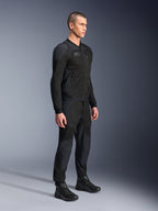 Casaco Alpinestars Troop-Air Pro, casaco de ar blindado técnico, preto, usado por modelo com calças e botas de motociclismo pretas a condizer, com estrutura de malha tecnológica 2D avançada e painéis de ventilação respiráveis, equipamento de condução urbano contemporâneo.
