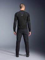 Casaco Alpinestars Troop-Air Pro, vista traseira, preto, casaco de motociclismo técnico com ventilação com grandes painéis de ventilação em malha e logótipo branco da Alpinestars, combinado com calças pretas, equipamento de condução urbano contemporâneo