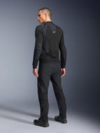Casaco Alpinestars Troop-Air Pro, preto, casaco de ar técnico com proteções visto de costas, com amplos painéis de malha para fluxo de ar, combinado com calças técnicas e sapatos pretos a condizer